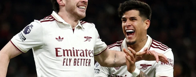 Cầu thủ áo đỏ Arsenal và cầu thủ áo xanh Man City tranh bóng trong trận Siêu cúp Anh trên sân mái che đông kín khán giả